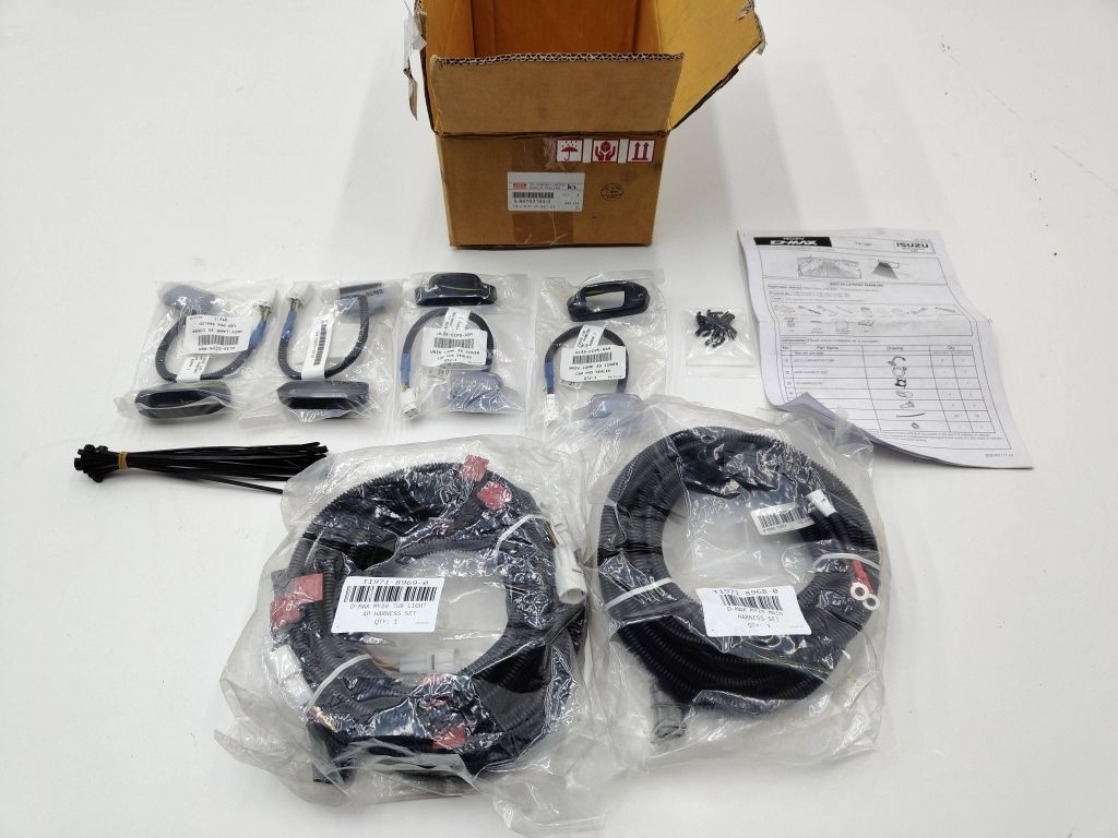 Éclairage intérieur arrière d'origine - ISUZU D-Max (2013) - État comme neuf